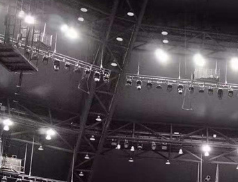 通用舞臺承建藍騎士水運動中心演藝舞臺機械、燈光及舞臺幕布建設