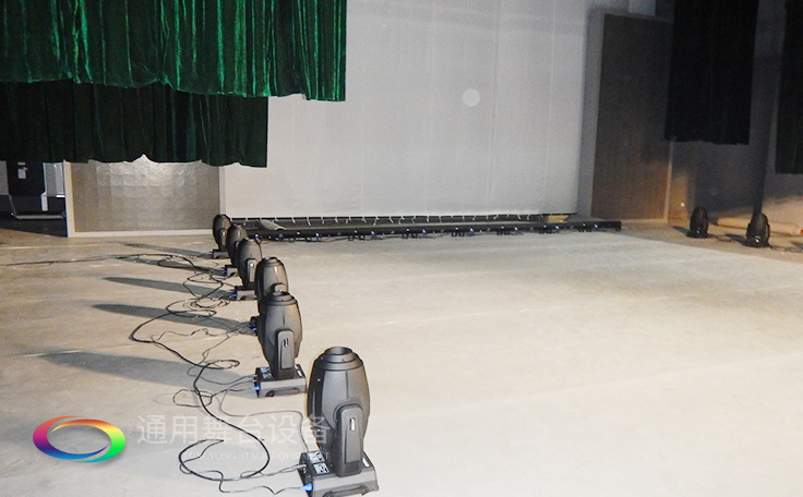 廣東文藝職業學院音樂與舞蹈學院排練室項目交付，包含舞臺幕布、舞臺燈光設備等