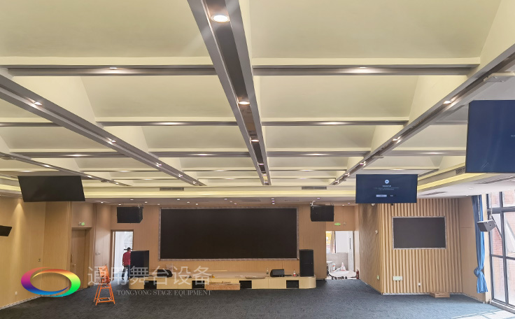 廣州源雅學校報告廳項目由通用舞臺阻燃幕布承建
